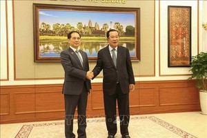 政府副总理裴青山与柬埔寨人民党主席、参议院主席洪森亲王。