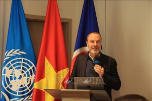 影响力投资与再生经济顾问艾默里克·荣格（Aymeric Jung）在会上发表讲话。