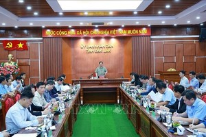 政府总理范明政与德乐、庆和、林同、嘉莱等中南部地区四省就近期洪涝灾害应对及灾后恢复重建工作举行会议。