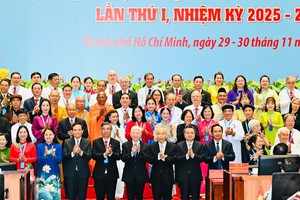 2025-2030年任期第一届胡志明市越南祖国阵线委员会向大会亮相。