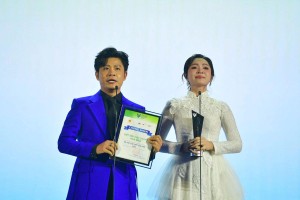 音乐家阮文钟与歌手缘琼凭借《续写和平故事》作品荣获奖项。