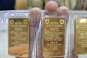 SJC金片价格回落。