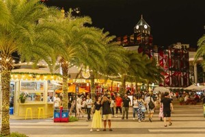 游客于今年11月在“极有趣”夜市拍照。