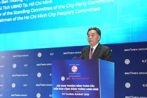 胡志明市人委会副主席阮禄河在开幕式上致辞。