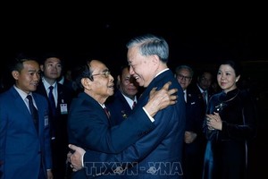 老挝人民革命党中央书记处常务书记、国家副主席本通·吉玛尼在万象瓦岱国际机场为苏林总书记及夫人送行。