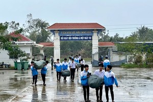 向绥安东乡盐田武氏六高中学校的学生发放914份礼物。