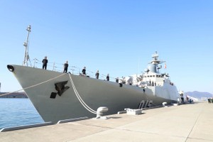 “陈兴道015号”导弹护卫舰停泊吴港。