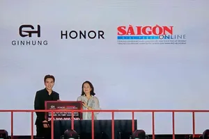  图：黎氏红绒副主任接受越南HONOR经营总监黎鸿峰象移交的 2 亿元象征性捐赠牌。