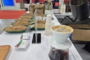 图: 在胡志明市展览会上介绍咖啡冲泡方法。