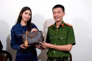 图: 大勒春香坊公安将手提包交还给墨西哥小姐安吉拉·尤里亚尔。