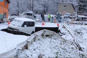 一辆汽车坠入因地震受损的塌陷道路。