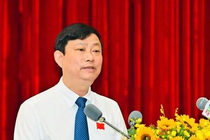  胡志明市人民议会主席武文明发表开幕讲话。