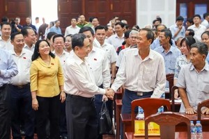 国会主席陈青敏在芹苴市渭清坊与选民接触。