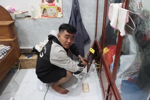 陈国辉重演潜入岳父母家盗窃2亿元的行为。