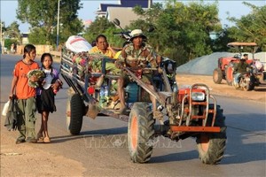 靠近泰国边境地区的柬埔寨民众于2025年12月8日撤离到暹粒省安全的临时避难点。