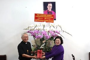 文氏碧雪同志向主教、神父及天主教信徒致以健康问候，祝贺圣诞平安、新年幸福。