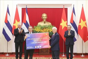 党中央政治局委员、党中央书记处书记、越南祖国阵线中央委员会主席杜文战（右）代表越南党、国家和人民，向古巴移交首批援助资金，金额近3842亿元。