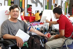 趁着还没接单，网约车司机祥哥参加献血救人活动。