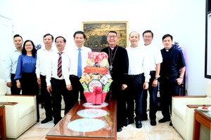 陈文俊同志率团探望并向美萩教区正座主教致以圣诞祝贺。