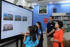 和平小学学生通过数字图书馆了解食品溯源信息。