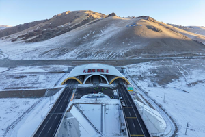 世界最长高速公路隧道通车。