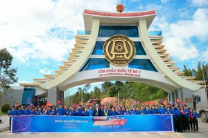 参加联欢节的青年代表在布依口岸合影。