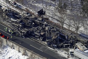 日本67辆车连环相撞，2死26伤。