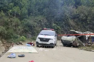 图：救护车抵达事故现场，将伤者送往急救。