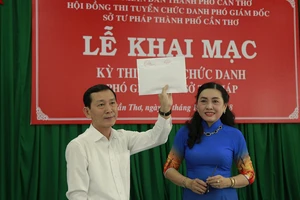 Chủ tịch Hội đồng thi kiểm tra niêm phong đề thi