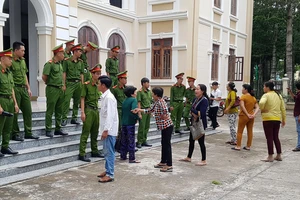 Chủ hụi lãnh án 17 năm tù, hụi viên gây náo loạn tại tòa