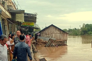 Sạt lở làm 7 căn nhà đổ sập hoàn toàn xuống sông trong đêm