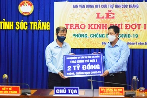 Trao 2 tỷ đồng ủng hộ phòng chống dịch Covid-19 cho Sở Y tế Sóc Trăng