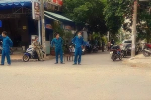 Lực lượng chức năng khoanh vùng khử khuẩn và rà soát khu vực có ca nghi mắc Covid-19 ở TP Cần Thơ