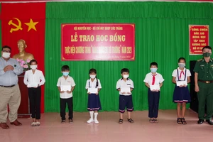 Sóc Trăng trao 200 suất học bổng cho học sinh khó khăn 