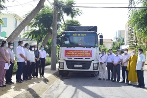 Sóc Trăng tổ chức "Chuyến xe nghĩa tình" lần thứ 7, với hơn 32 tấn hàng hóa hỗ trợ người dân TPHCM gặp khó khăn do dịch Covid-19. Ảnh: KHẢ TÚ