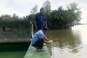 Lực lượng chức năng huyện Long Phú kiểm tra độ mặn tại cống Cái Quanh ngày 10-2