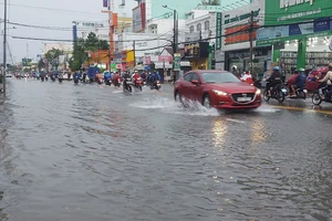 Cần Thơ ngập trong nước do mưa lớn kết hợp triều cường