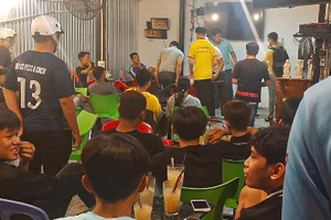 Triệt phá ổ cá độ World Cup trong quán cà phê 