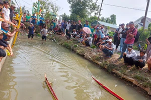 Độc đáo giải đua ghe ngo mini của các bạn trẻ đồng bào Khmer