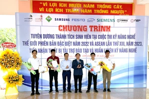 Tuyên dương sinh viên đạt thành tích cao tại các kỳ thi kỹ năng nghề ASEAN và Thế giới