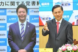 Ông Takashima Soichiro, Thị trưởng TP Fukuoka (trái) và ông Trần Văn Lâu, Chủ tịch UBND TP Cần Thơ