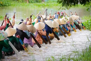 Các “tay bơi nữ” sôi nổi tập luyện cho mùa giải đua ghe Ngo 2025