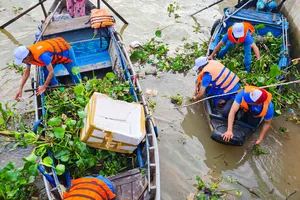 Các lực lượng ra quân vớt rác trên sông, kênh rạch trên địa bàn TP Cần Thơ