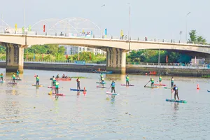 Khởi tranh Giải đua thuyền ván SUP TP Cần Thơ mở rộng năm 2025