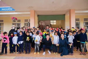 Vợ chồng nghệ sĩ Lý Hải lắp bộ lọc nước giúp người dân vùng cao
