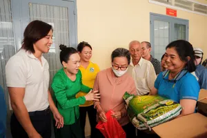 Gia đình nghệ sĩ Việt Hương trao quà mùa Vu lan