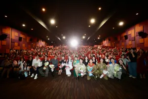 Khán giả hò reo không ngớt ủng hộ đoàn phim "Mưa đỏ" 