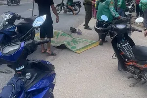 Xe máy ngã vào xe tải, anh tử vong, em bị thương nặng