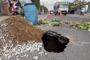 Xuất hiện “hố tử thần' trên đường ĐT743A