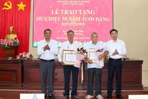 Xã Phú Giáo (TPHCM): Trao Huy hiệu Đảng đến 12 đảng viên 